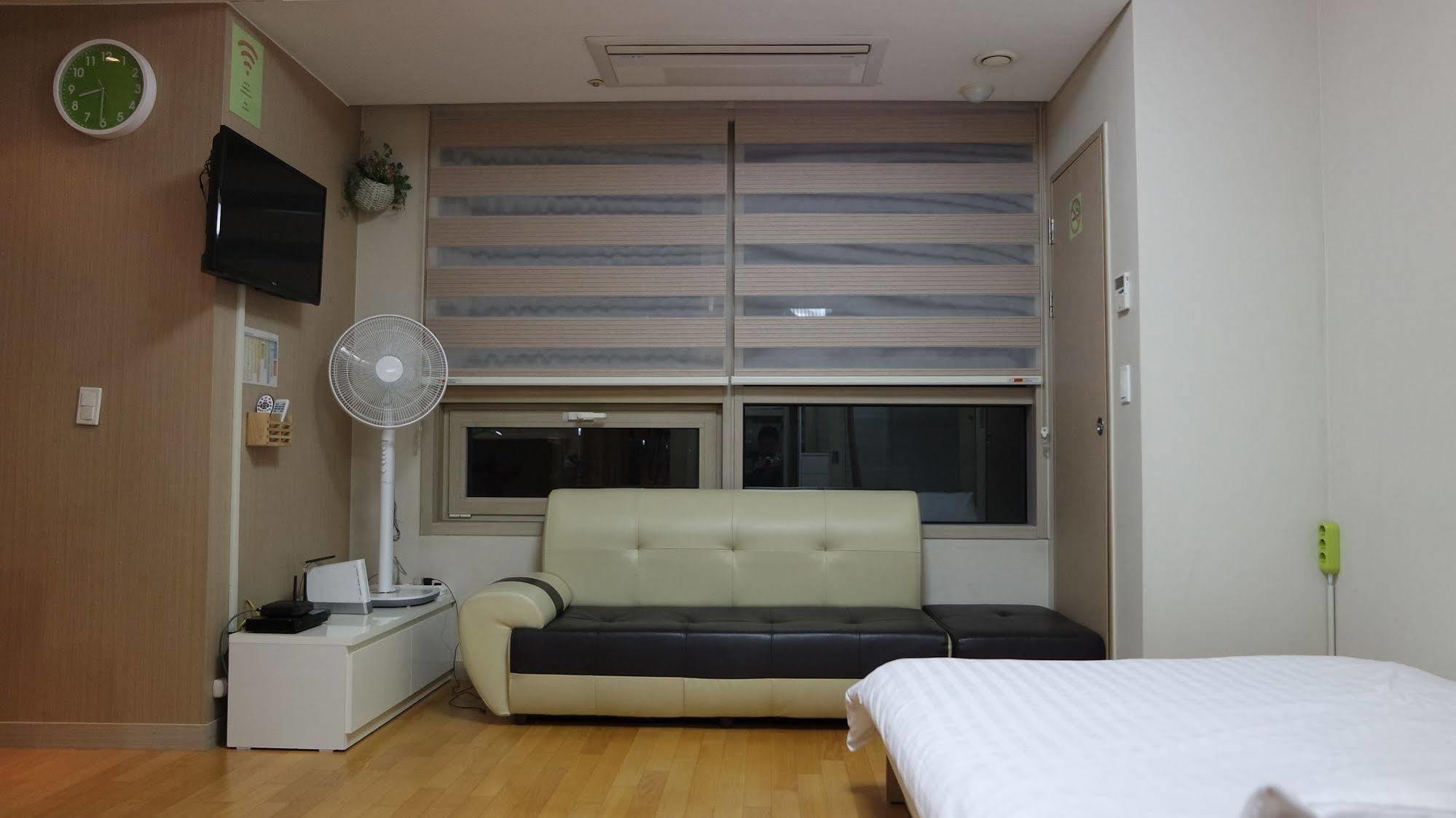 Hostel Coco Seoul Bagian luar foto