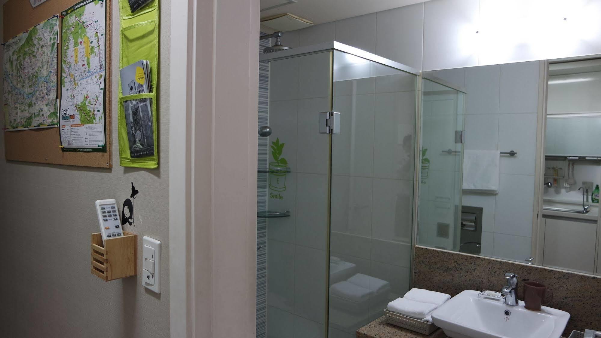 Hostel Coco Seoul Bagian luar foto