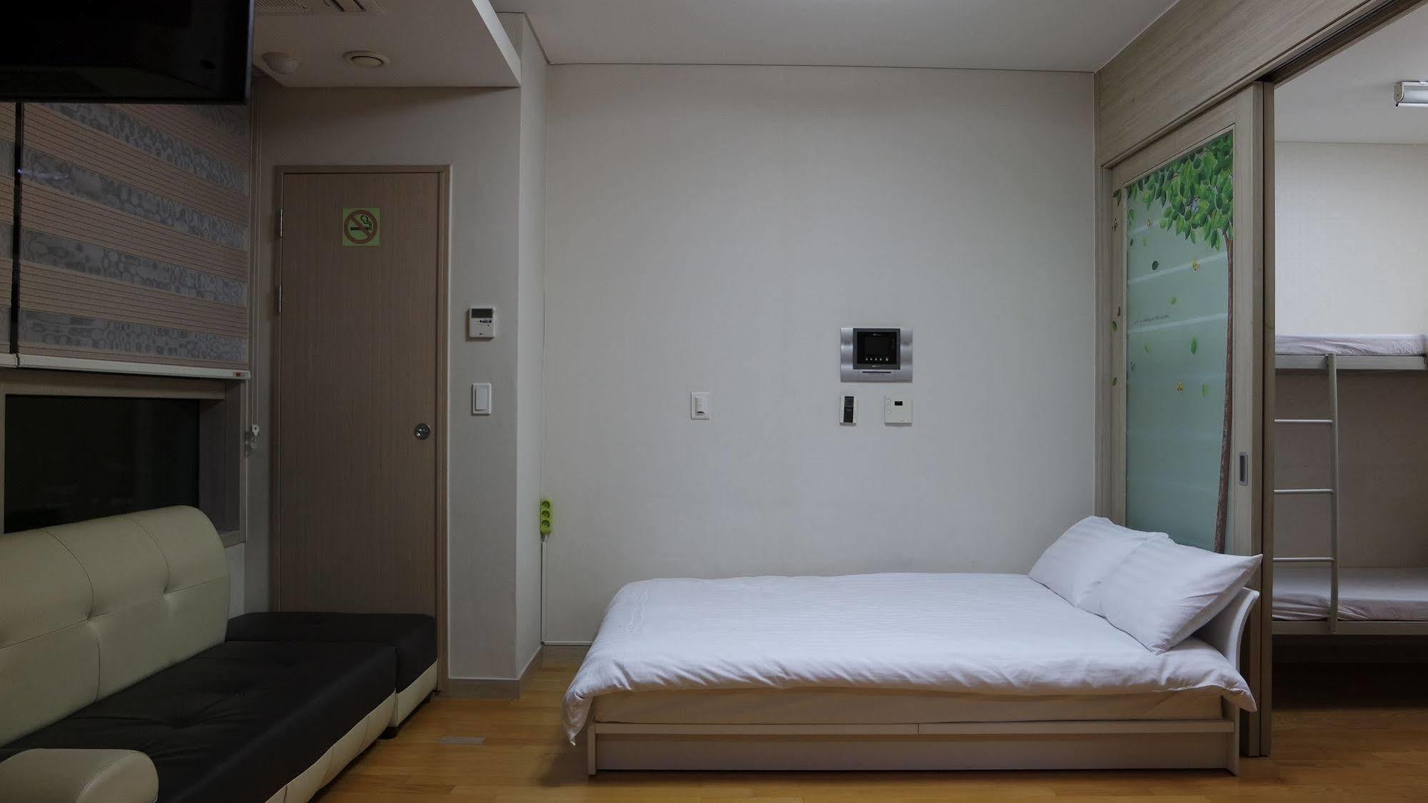 Hostel Coco Seoul Bagian luar foto