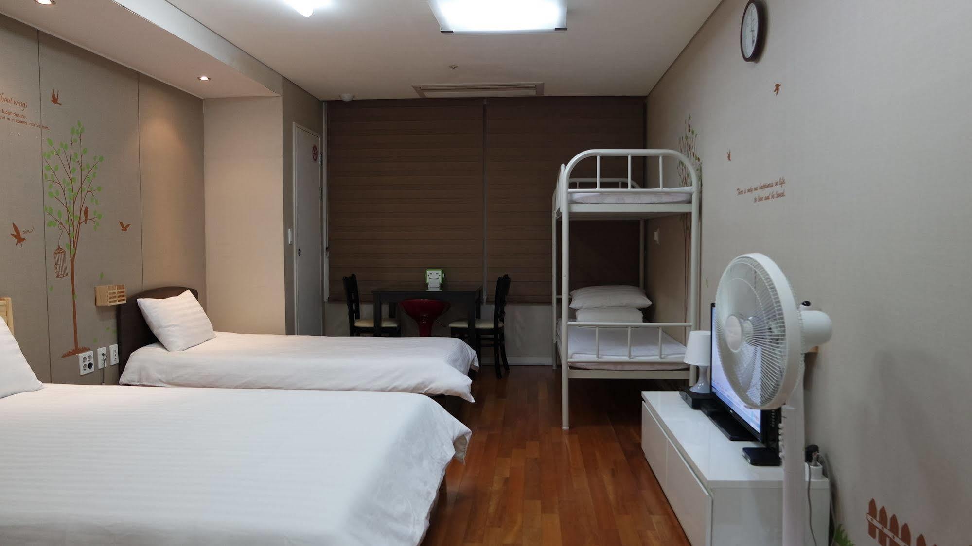 Hostel Coco Seoul Bagian luar foto