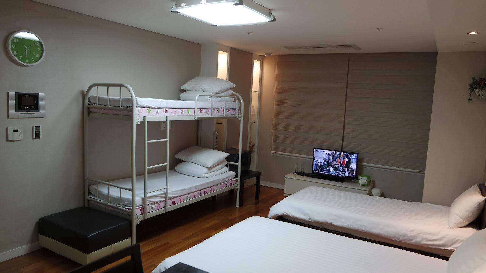 Hostel Coco Seoul Bagian luar foto