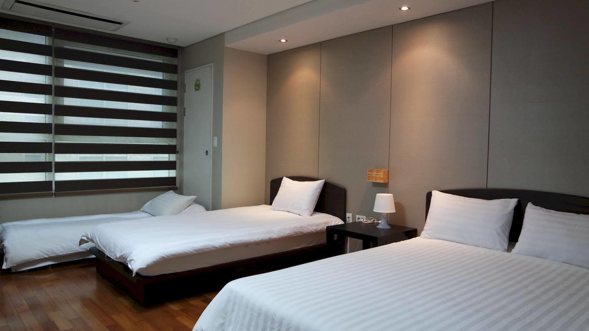 Hostel Coco Seoul Bagian luar foto