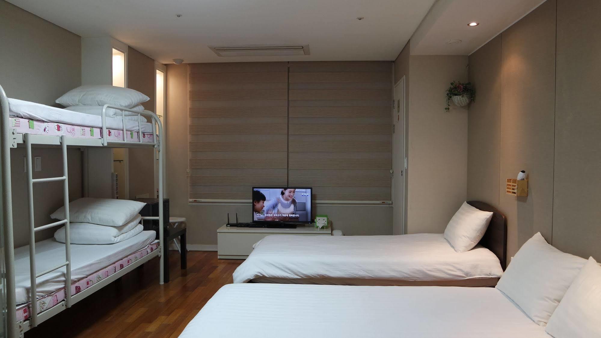 Hostel Coco Seoul Bagian luar foto